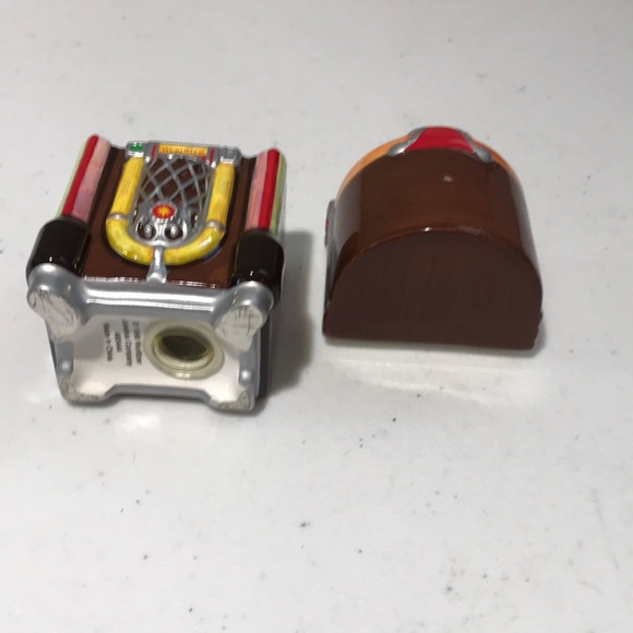 Juke Box Salt & Pepper Ceramic Shakers Music Box - Picture 3 of 3
